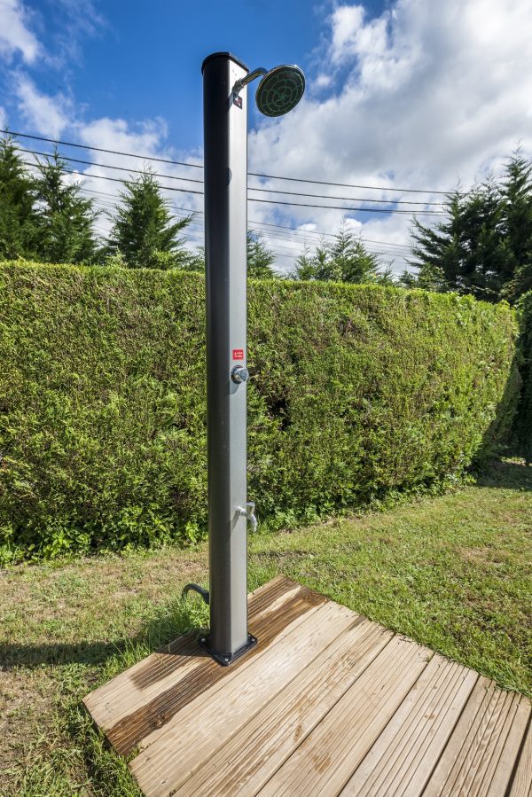 doccia solare installata in giardino